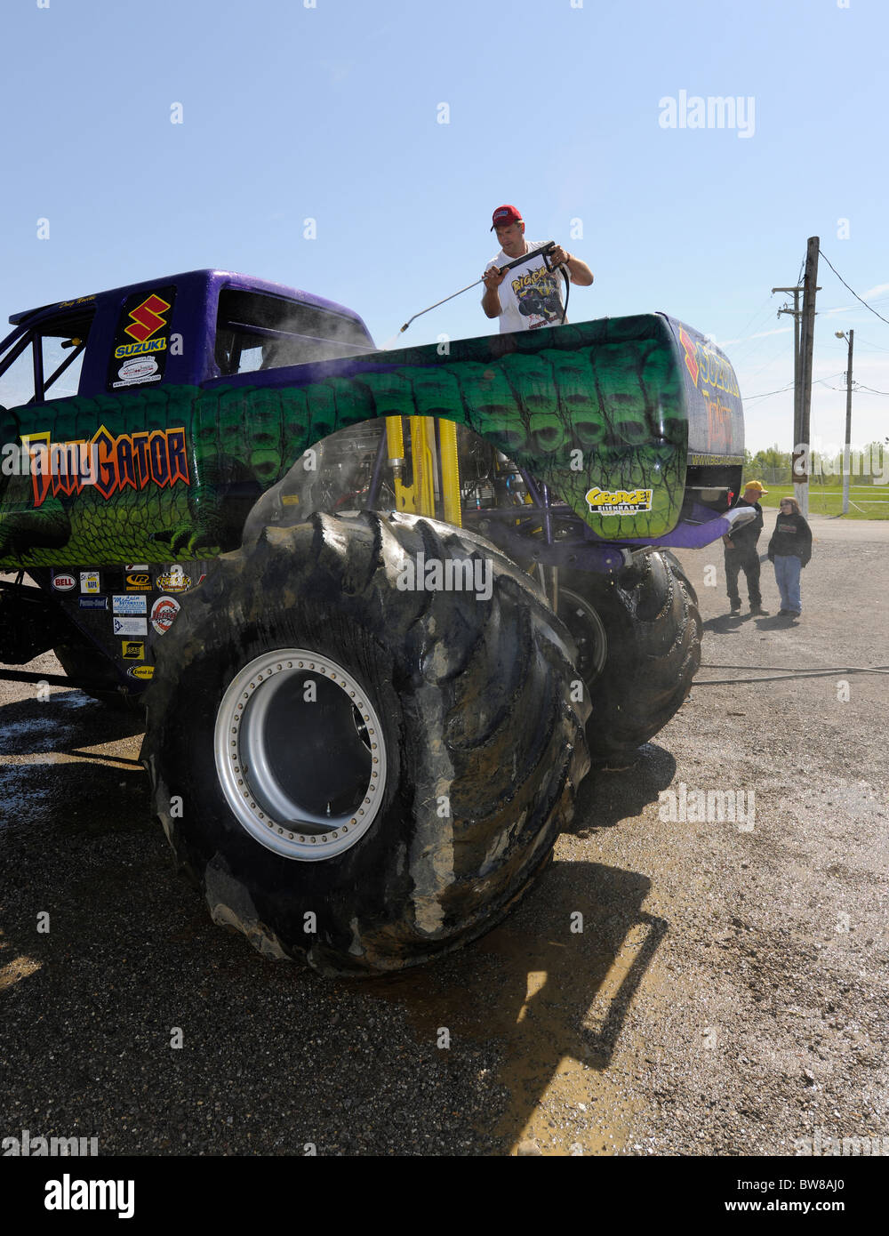 Monster Truck große Daw'g bei Freestyle-Wettbewerb bei 4 x 4 Off-Road-Jamboree Monster Truck Show in Lima, Ohio gewaschen wird. Stockfoto