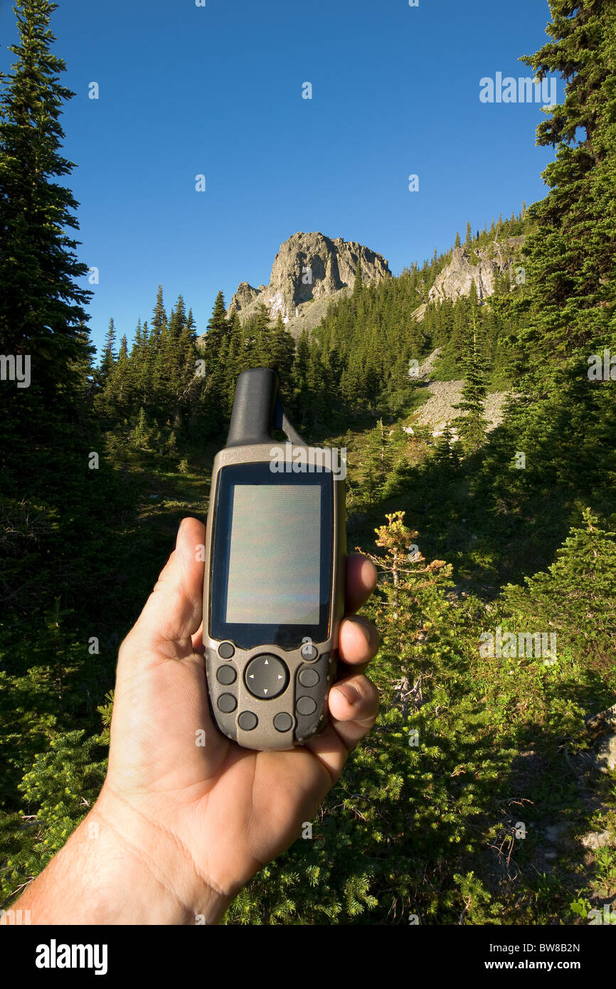 Eine Hand hält ein GPS-Gerät zur Bestimmung der genauen Standort Stockfoto