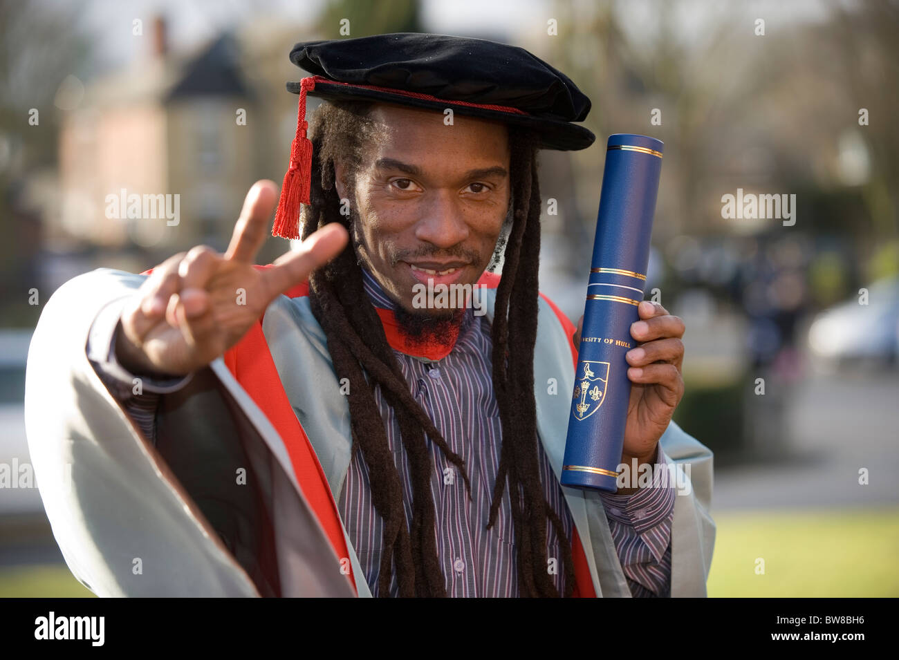 Dichter und Rasta Performer Benjamin Zephaniah aus Birmingham, UK, nachdem erhielt er die Ehrendoktorwürde von der Universität von Hul Stockfoto