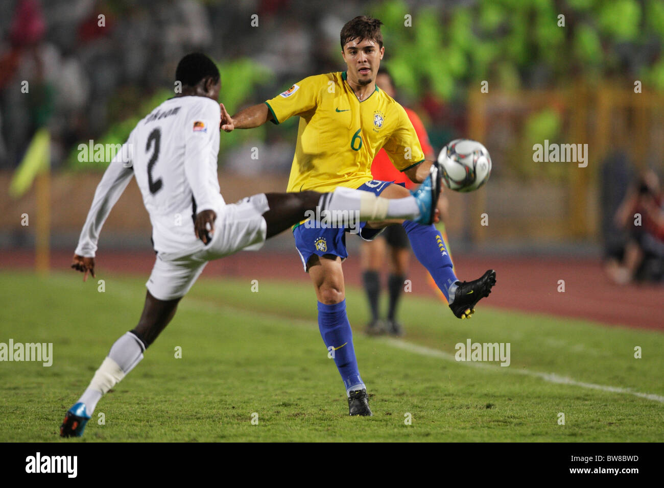 KAIRO - 16. OKTOBER: Diogo von Brasilien (6) gibt den Ball im Finale der FIFA U-20-Weltmeisterschaft gegen Ghana am 16. Oktober 2009 im Kairoer International Stadium in Kairo, Ägypten. Nur redaktionelle Verwendung. Kein Pushing auf die Nutzung mobiler Geräte. Kommerzielle Nutzung verboten. (Foto: Jonathan Paul Larsen / Diadem Images) Stockfoto