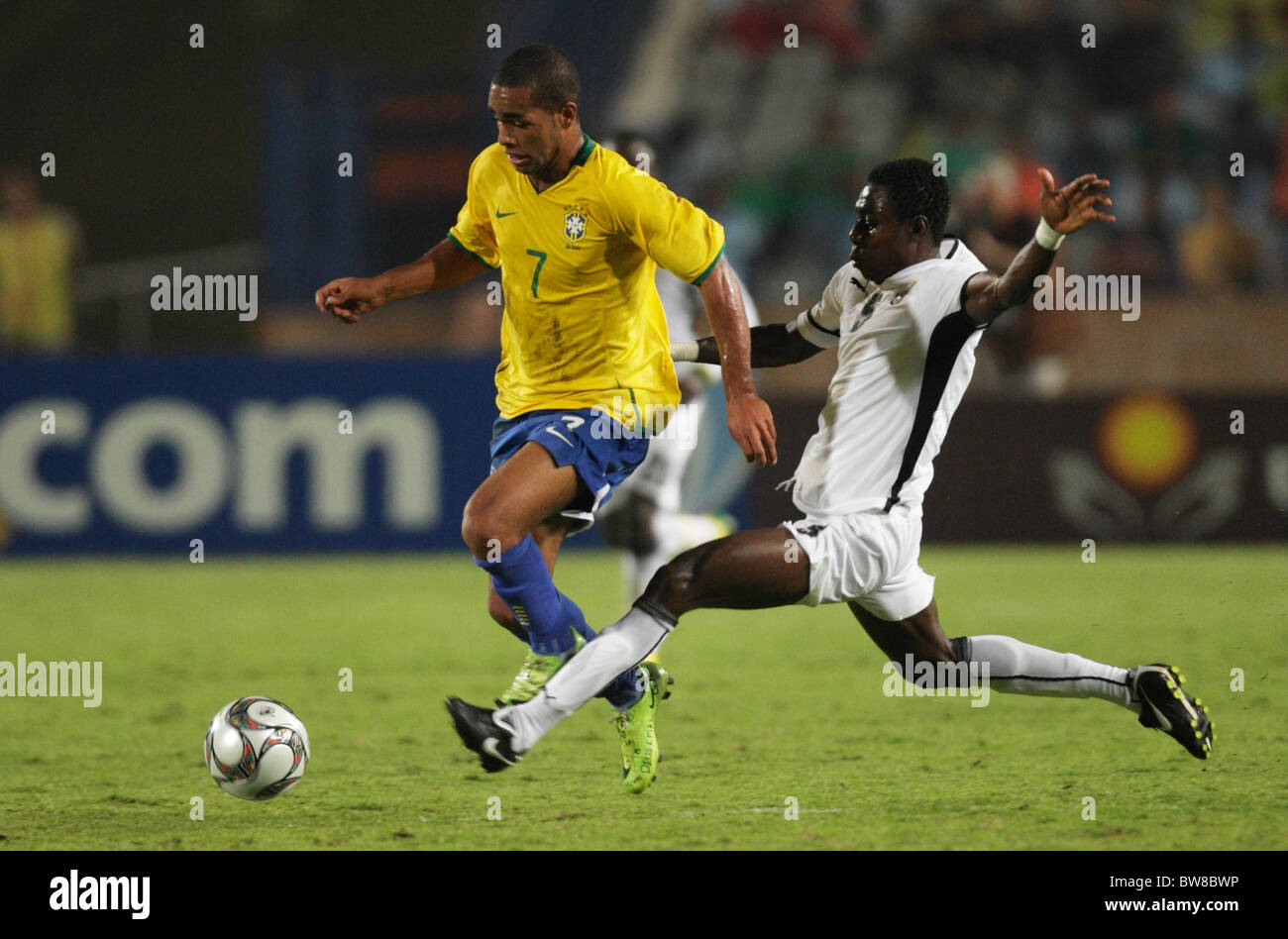 Daniel Addo von Ghana (r) versucht gegen Alex Teixeira von Brasilien (l) bei der FIFA U-20 WM-Finale 16. Oktober 2009 Stockfoto