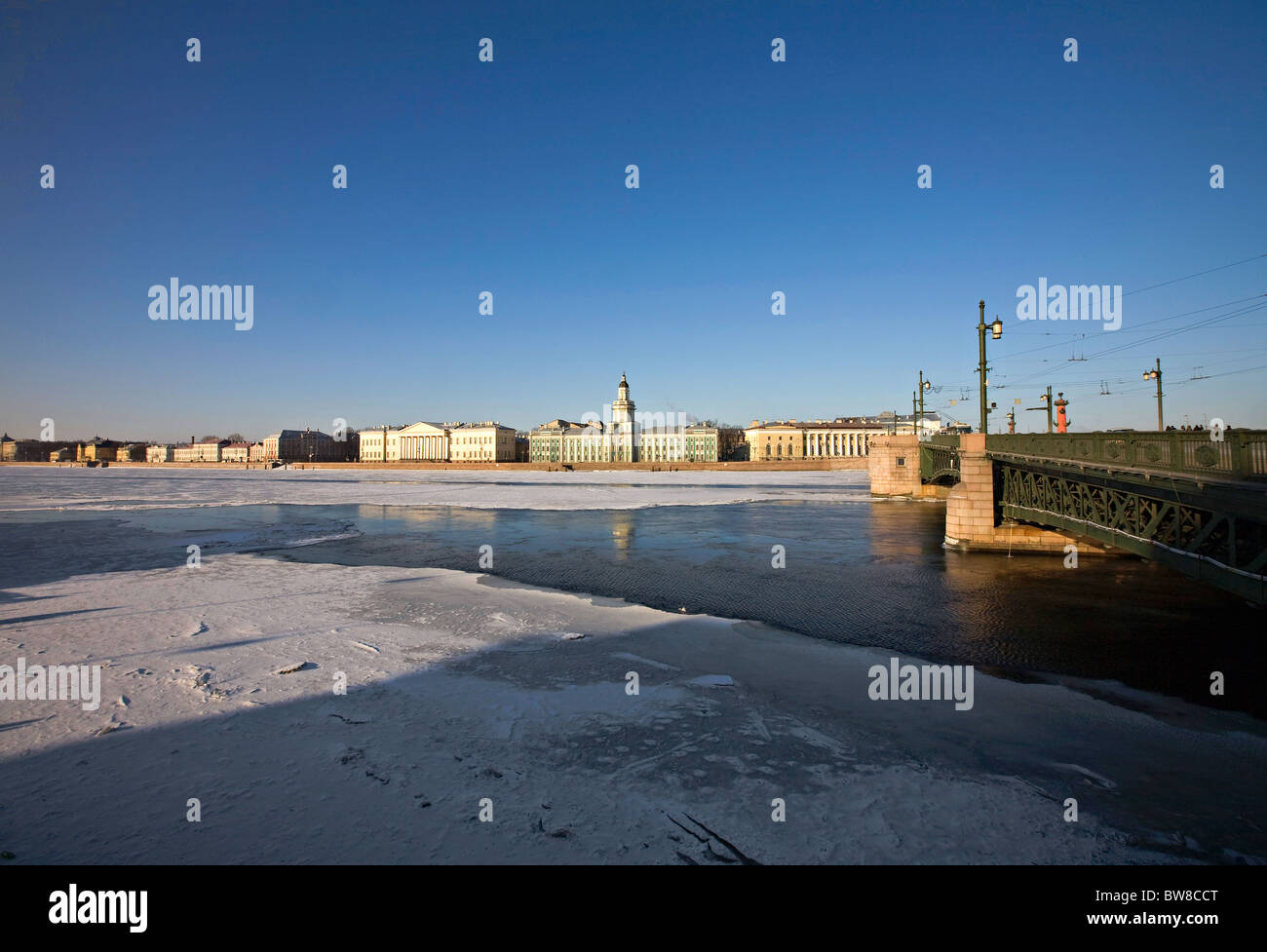Die "Newa" Blick auf die Kunstkammer auf der Universität Damm "Vasilievsky Insel", St. Petersburg Russland Stockfoto