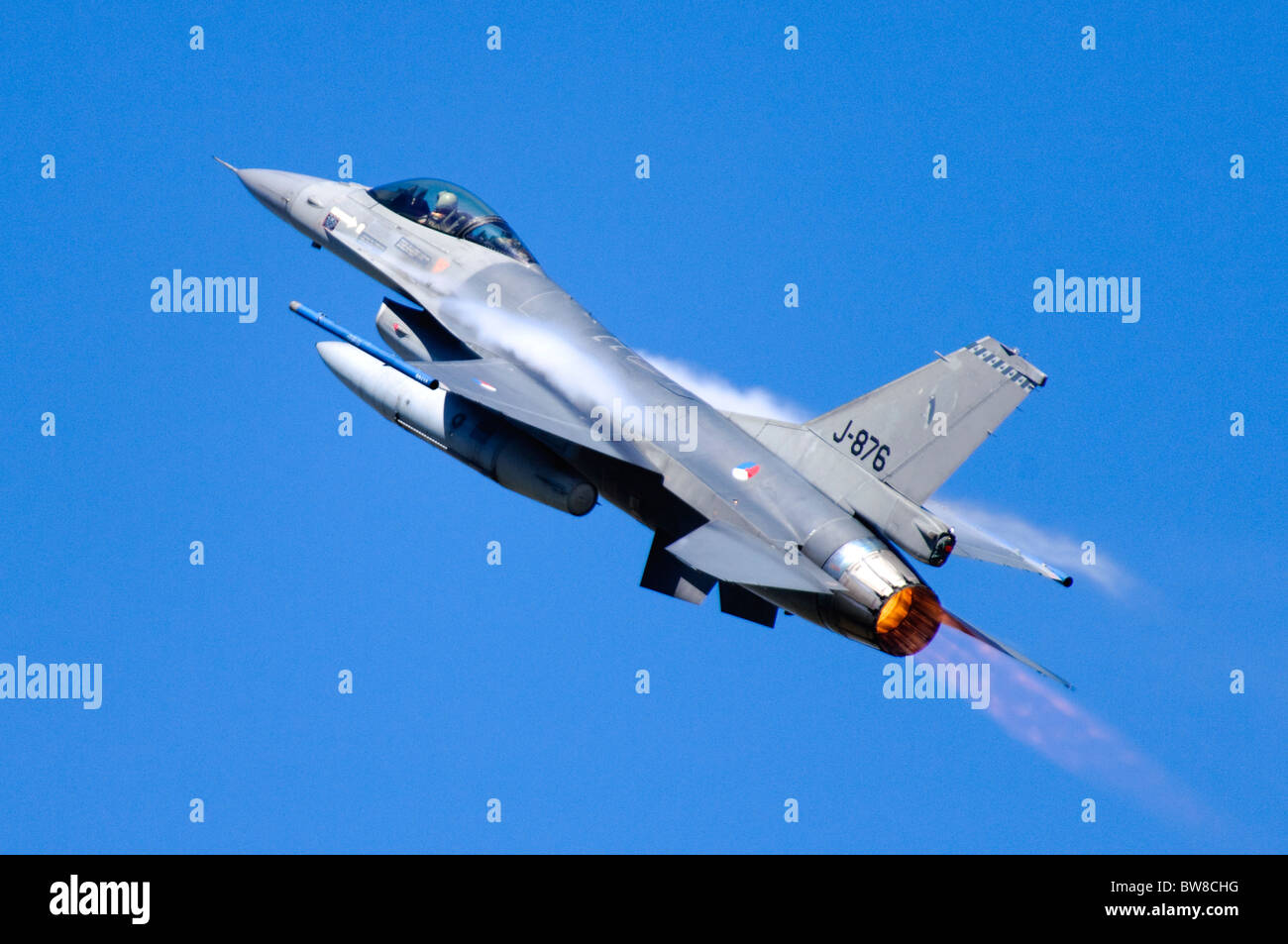 F-16 Fighting Falcon Jet Fighter von der Royal Netherlands Air Force betrieben klettere mit vollen Nachbrenner nach nehmen ab Stockfoto