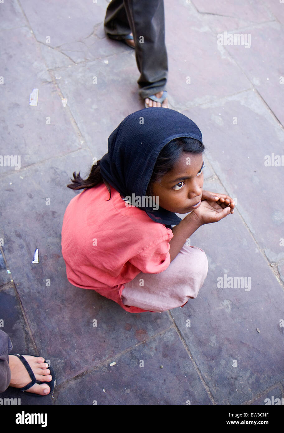 Ein indisches Mädchen betteln auf den Straßen von Delhi, Indien Stockfoto