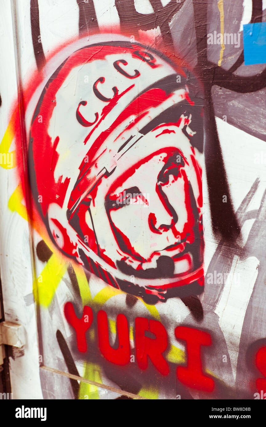 Graffiti zeigt den Kopf des sowjetischen Kosmonauten Yuri Gagarin das Tragen eines Helmes mit CCCP geschrieben, Berlin, Deutschland Stockfoto