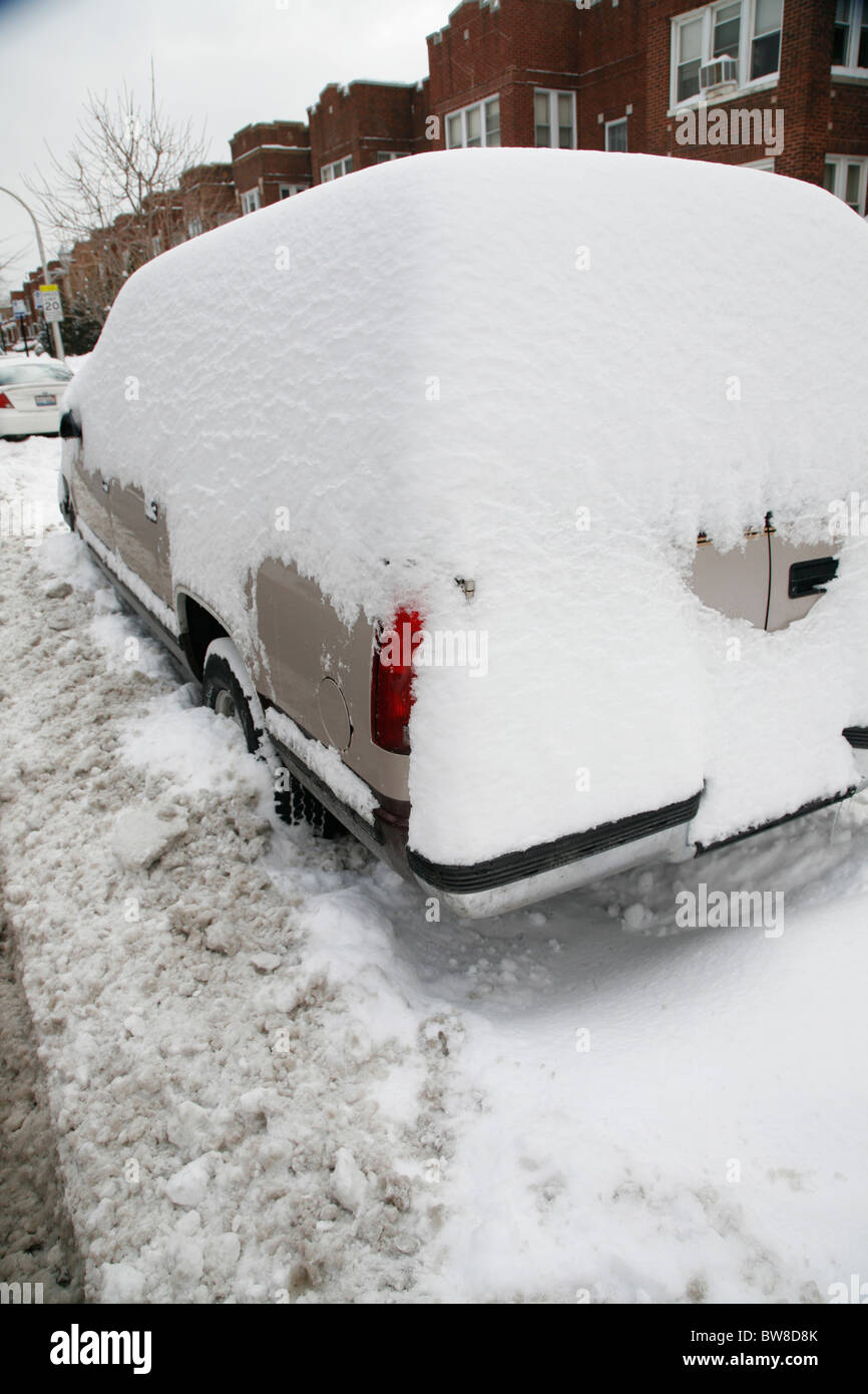 Schnee umgibt und Abdeckungen und SUV-Auto parkten in einer Seitenstraße Gepflügtes Stadt im winter Stockfoto