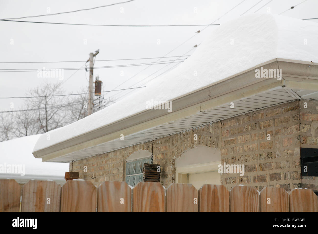 schneebedeckte Garagendach im Winter in Chicago in einem Bezirk Stockfoto