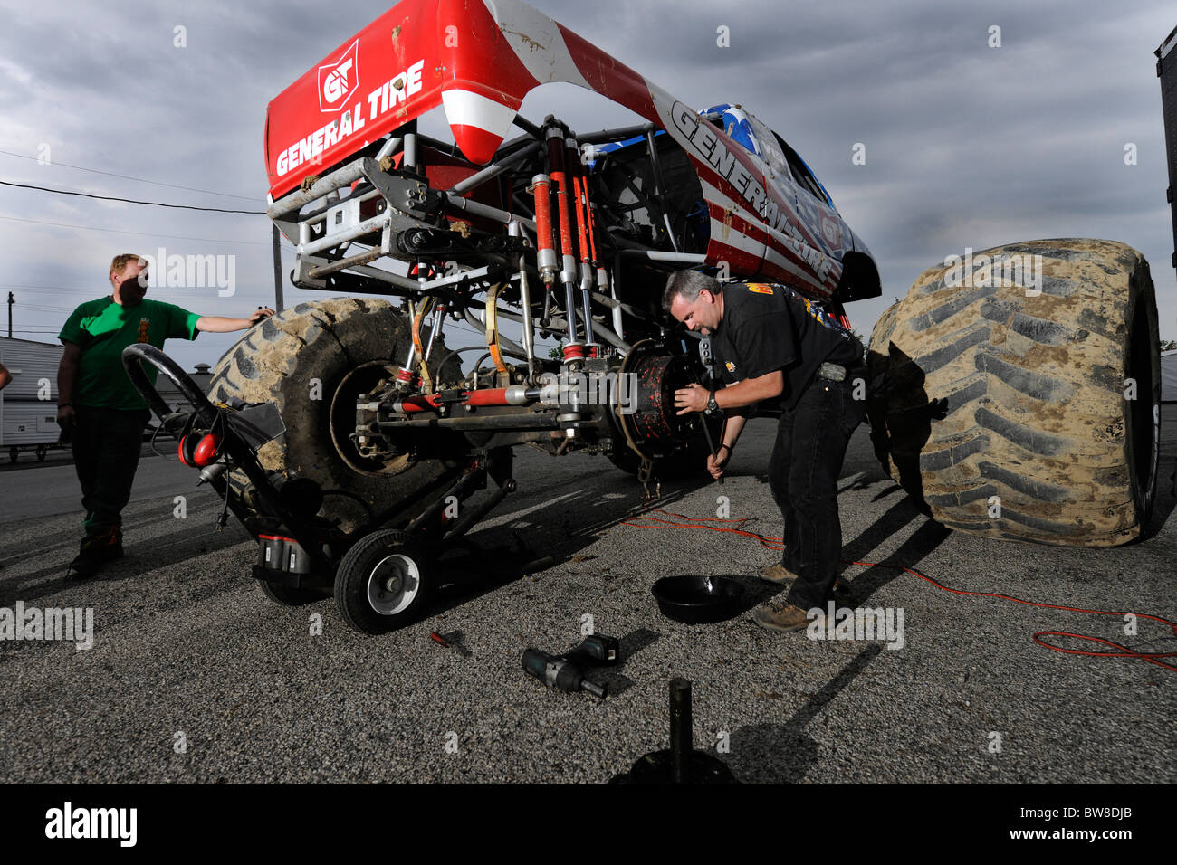 Ersetzen eine gebrochene Achse auf ein Monster-Truck im Freestyle-Wettbewerb bei 4 x 4 Off-Road-Jamboree Monster Truck Show in Lima, Ohio. Stockfoto