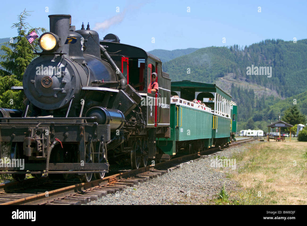 Touristen fahren hinter einem 1910 Heisler Dampflokomotive an Garibaldi, Oregon, USA. Stockfoto