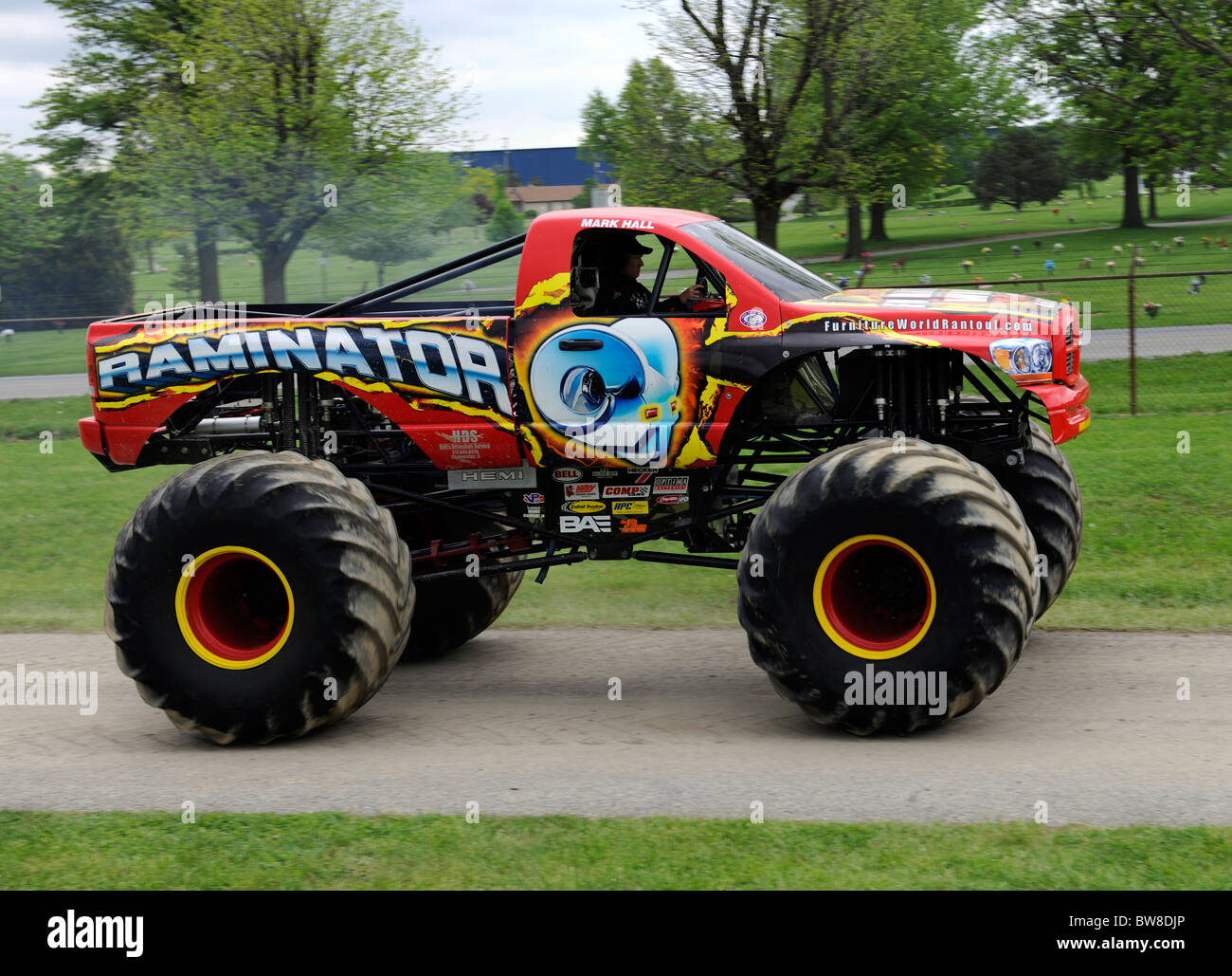 Monster Truck Raminator unterwegs zum Freestyle-Wettbewerb bei 4 x 4 Off-Road-Jamboree Monster Truck Show in Lima, Ohio. Stockfoto