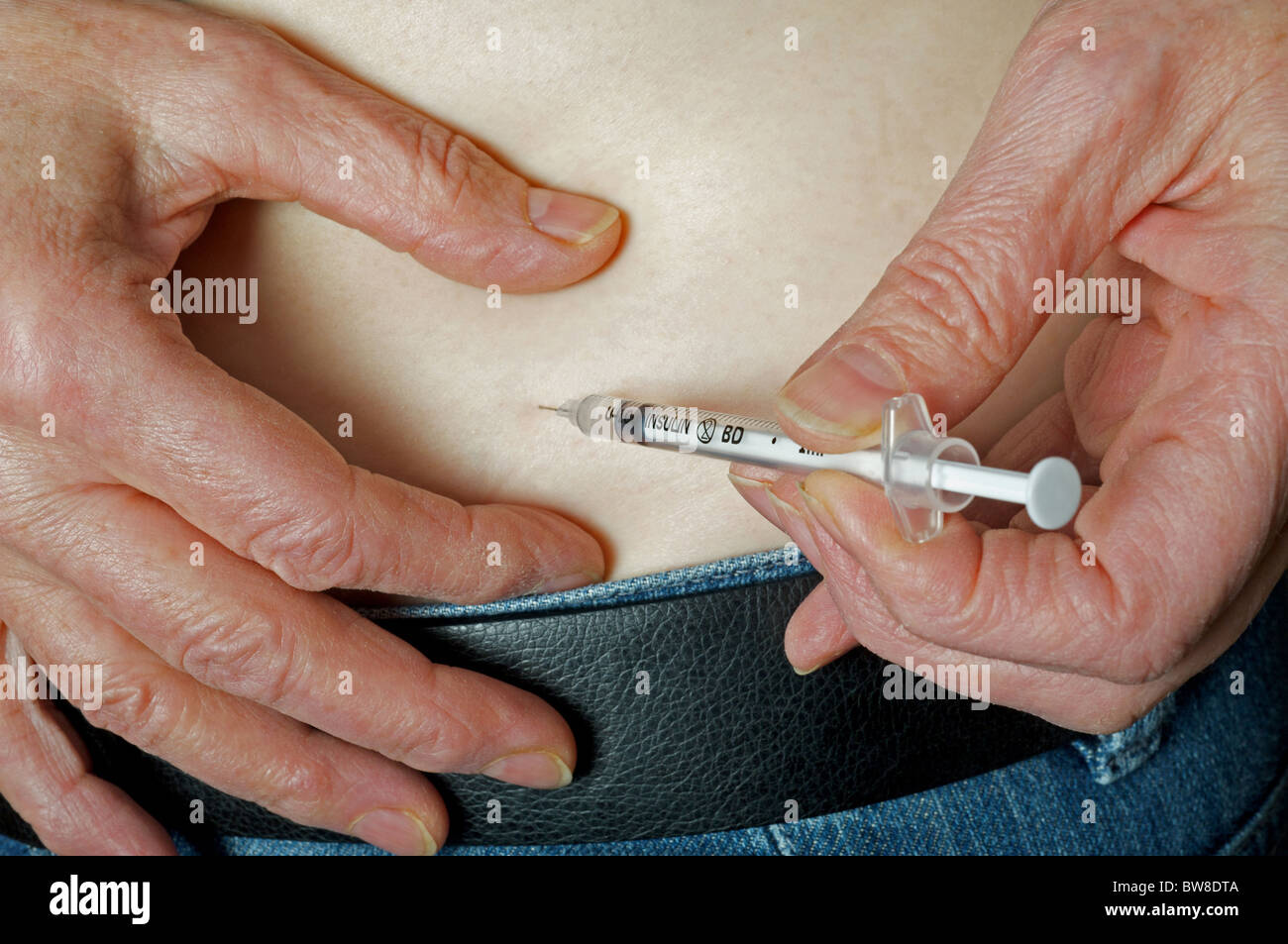 Diabetische Frau geben sich selbst eine Insulininjektion Stockfoto