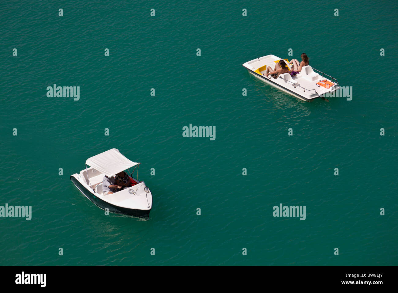 Urlauber genießen Sie ein Tretboot und Bootsfahrten auf dem Lac de Sainte-Croix in den Gorges du Verdon, Provence, Frankreich. Stockfoto
