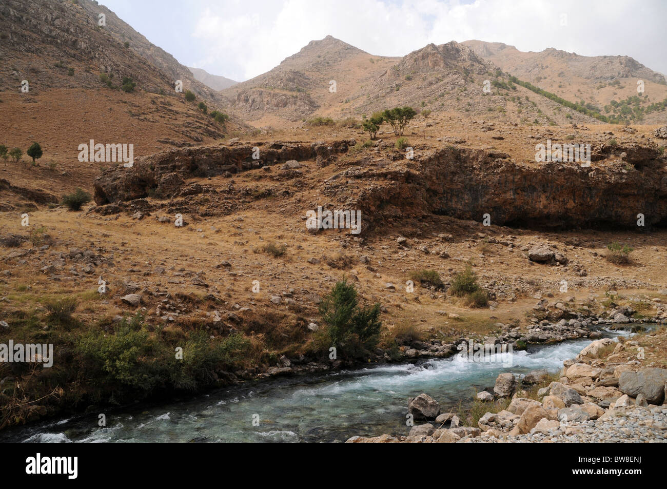 Der Fluss Mukus, der unter dem Zagros-Gebirge in der Nähe des kurdischen Dorfes Behcesaray in der südöstlichen Anatolien-Region der Provinz Van in der Türkei fließt. Stockfoto