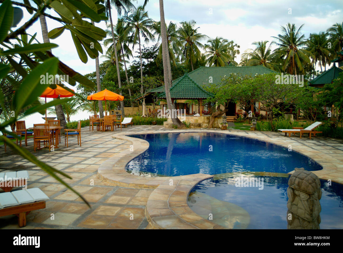 Poincianna Resort im tropischen Dorf von Tejakula, Bali, Indonesien. Ein idyllischer Ort mit einem wunderschönen Pool und Garten. Stockfoto