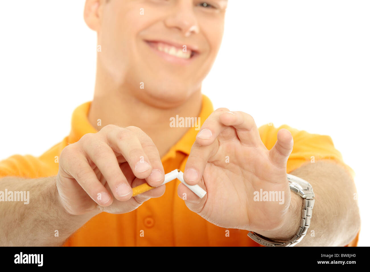 Eine Hand zerkleinern Zigarette, isoliert Stockfoto