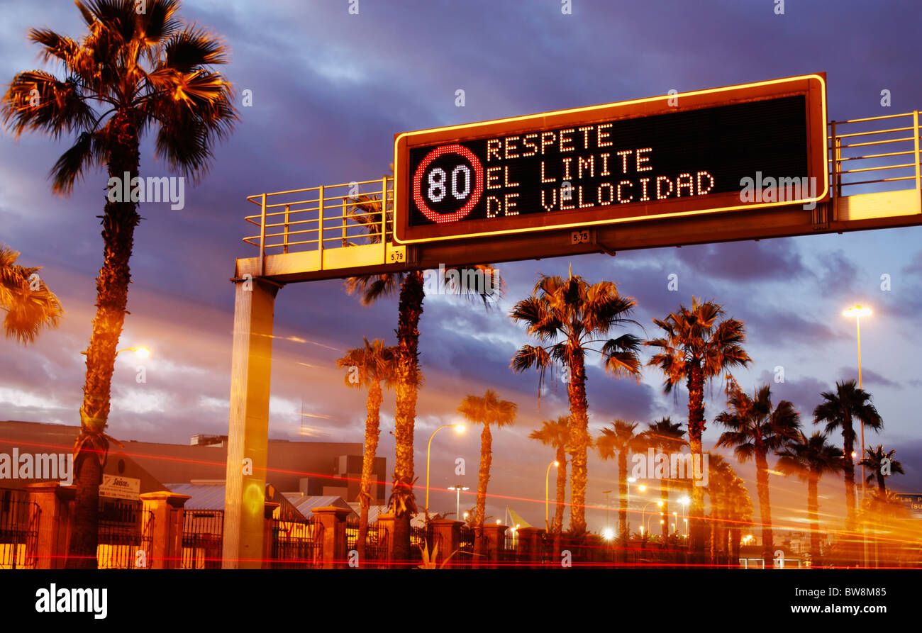 Matrix-Display über Straße in Spanien sagt "Respete el Limite de Velocidad (Achtung die Geschwindigkeitsbegrenzung). Lichtspuren unter Schild. Stockfoto