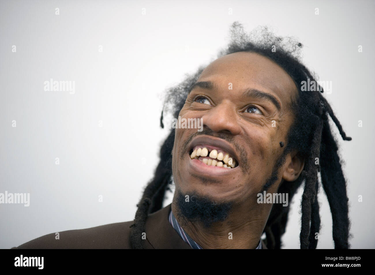 Dichter und Rasta Performer Benjamin Zephaniah aus Birmingham, UK, nachdem er einen Ehrengrad FromThe Universität Hull erhalten Stockfoto