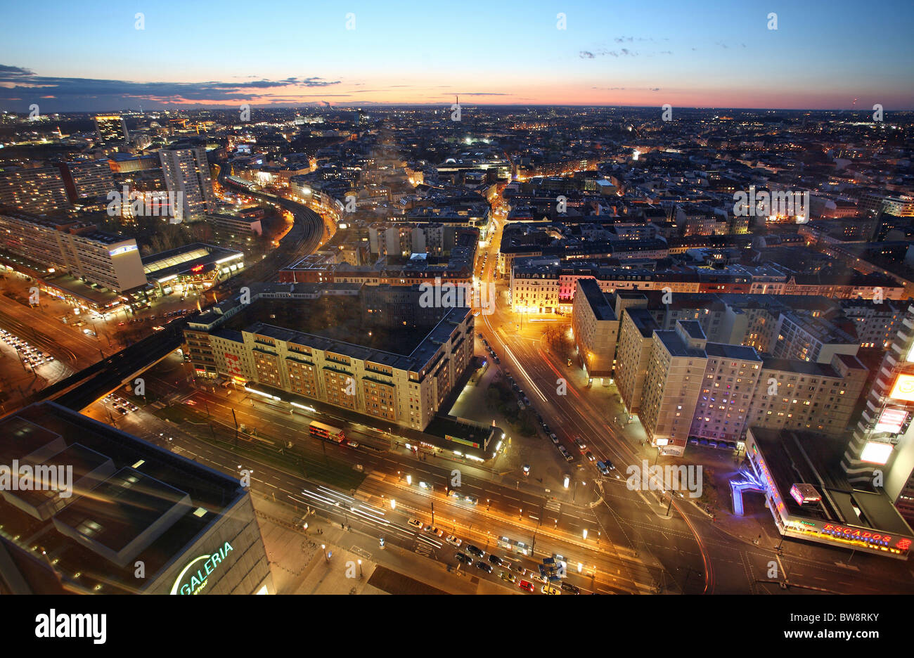Stadtpanorama in der Morgendämmerung, Berlin, Deutschland Stockfoto
