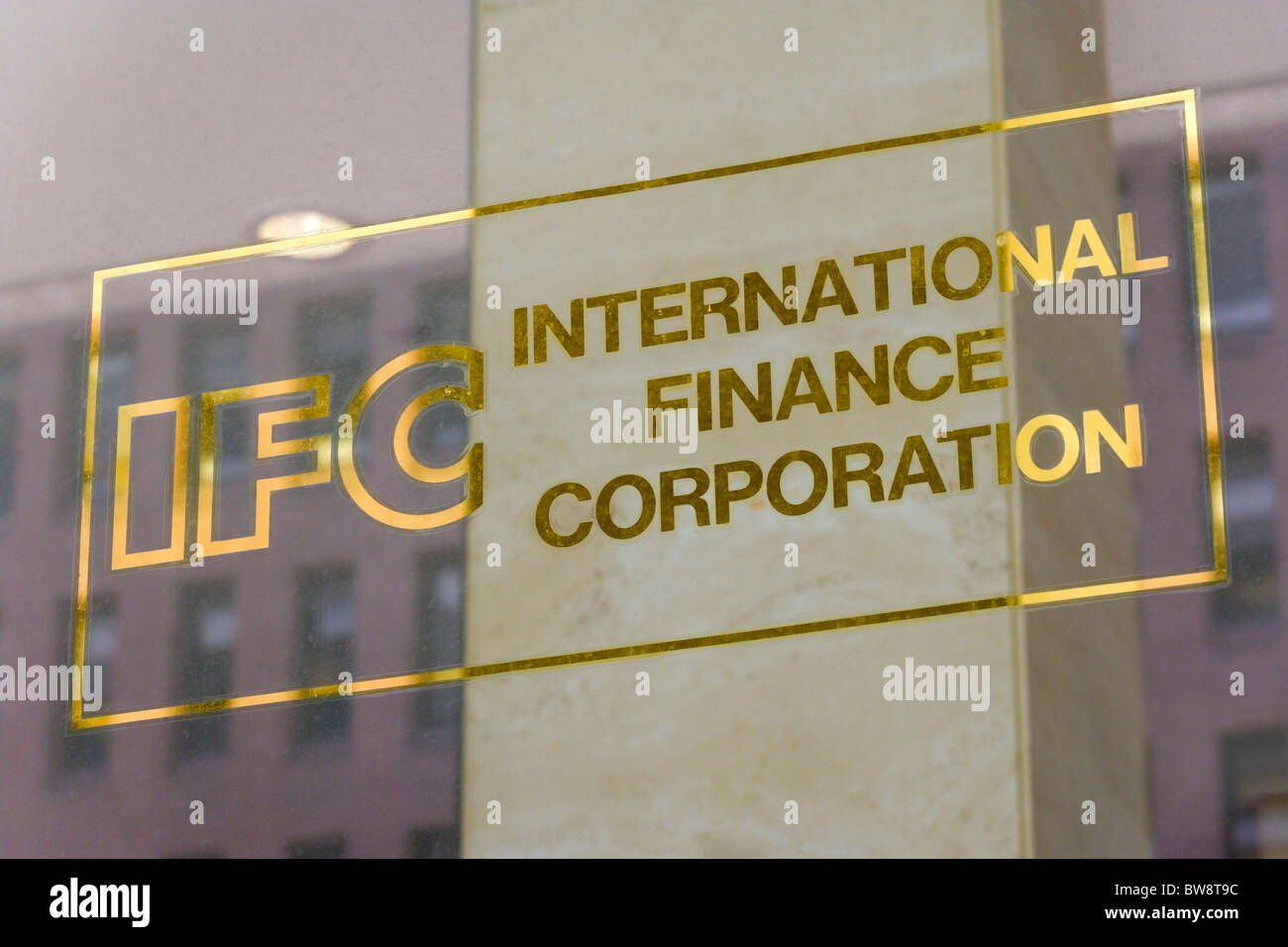 Logo Zeichen Teil der IFC International Finance Corporation der Weltbank Worldbank Group auf Bürogebäude in Washington DC Stockfoto