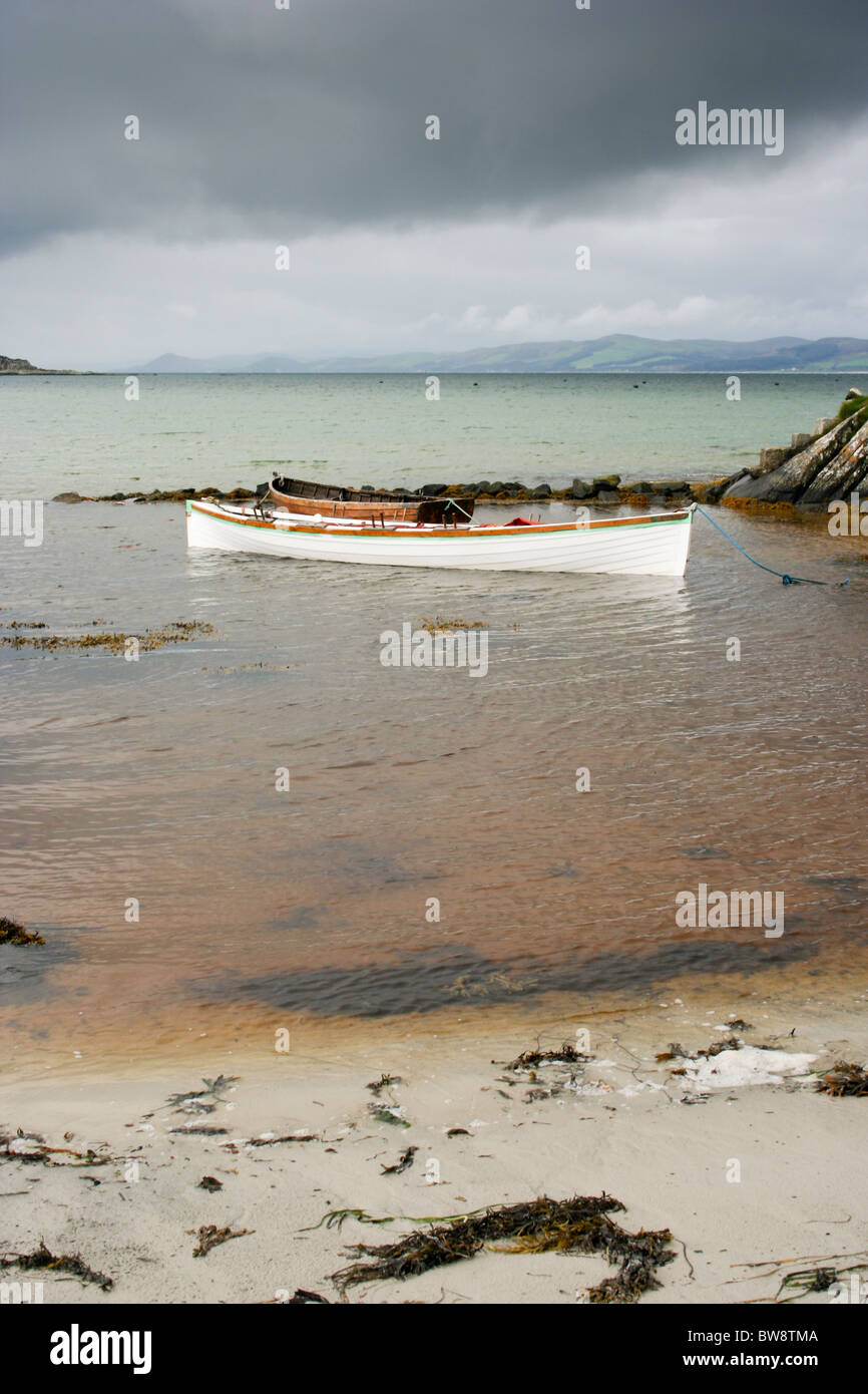 Ruderboote am Ufer, Insel Gigha in Schottland Stockfoto