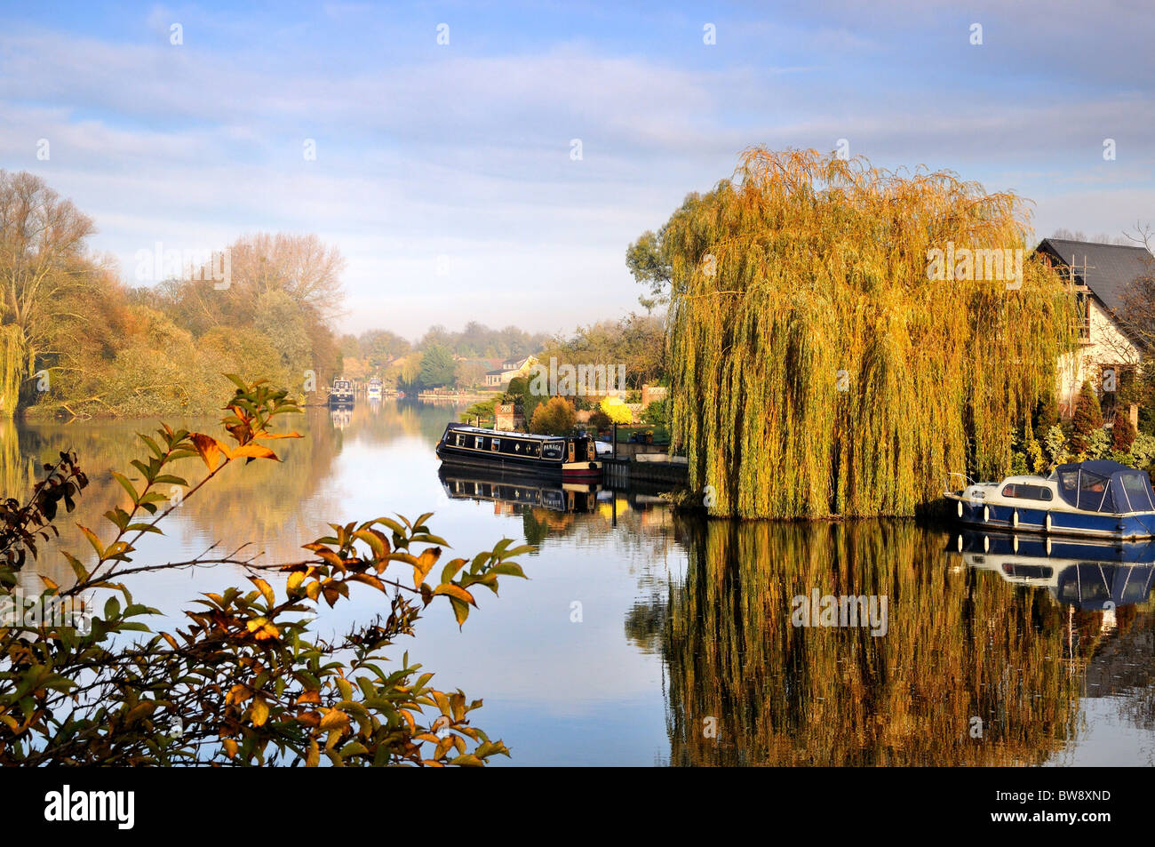 Herbstliche Themse bei Old Windsor, Berkshire Stockfoto