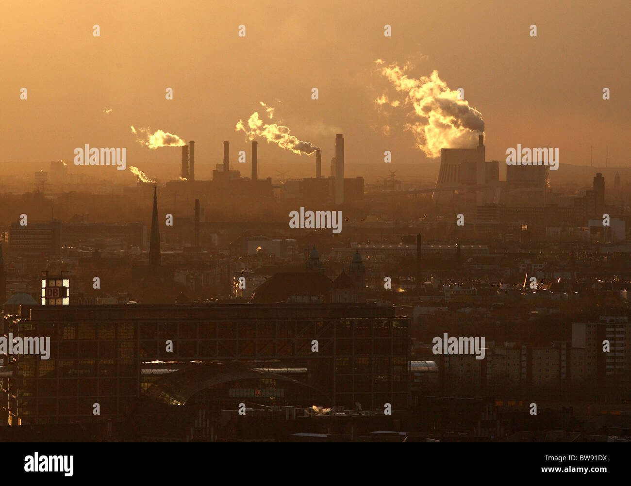 Blick auf Kraftwerk Reuter bei Sonnenuntergang, Berlin, Deutschland Stockfoto