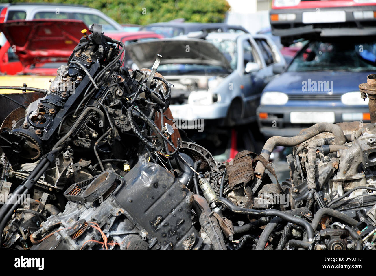 Ein Haufen Schrott Autoteile in überspringen mit Pfählen Autoschrott hinter Stockfoto