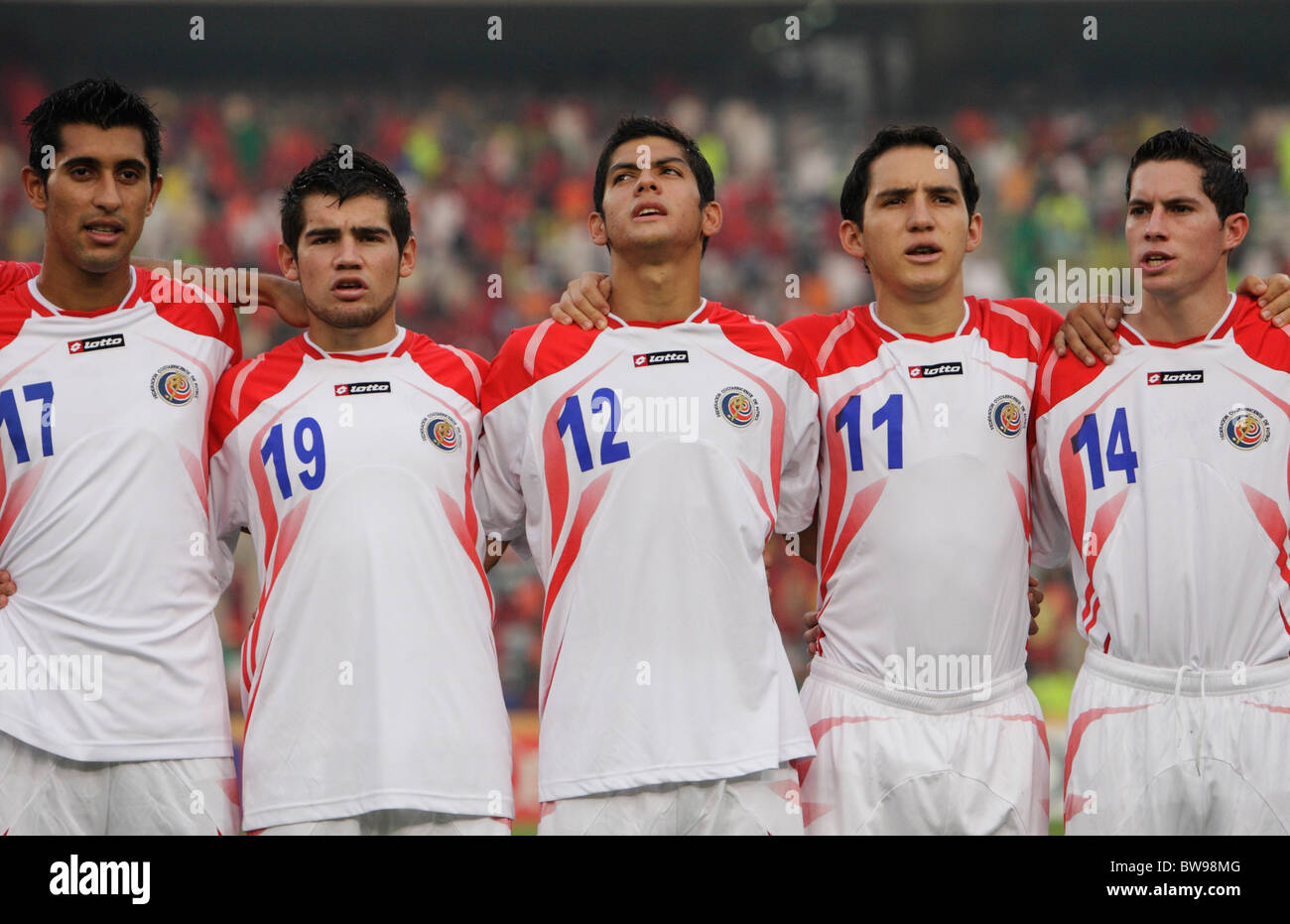 KAIRO - 16. OKTOBER: Die Costa-ricanischen Spieler Josue Martinez (17), Daniel Varela (19), Cristian Gamboa (12), Diego Madrigal (11) und Bryan Oviedo (14) stehen vor dem Spiel um den dritten Platz der FIFA U-20-Fußball-Weltmeisterschaft gegen Ungarn am 16. Oktober 2009 im Kairo International Stadium in Ägypten für die Nationalhymne an. Nur redaktionelle Verwendung. Kommerzielle Nutzung verboten. (Foto: Jonathan Paul Larsen / Diadem Images) Stockfoto