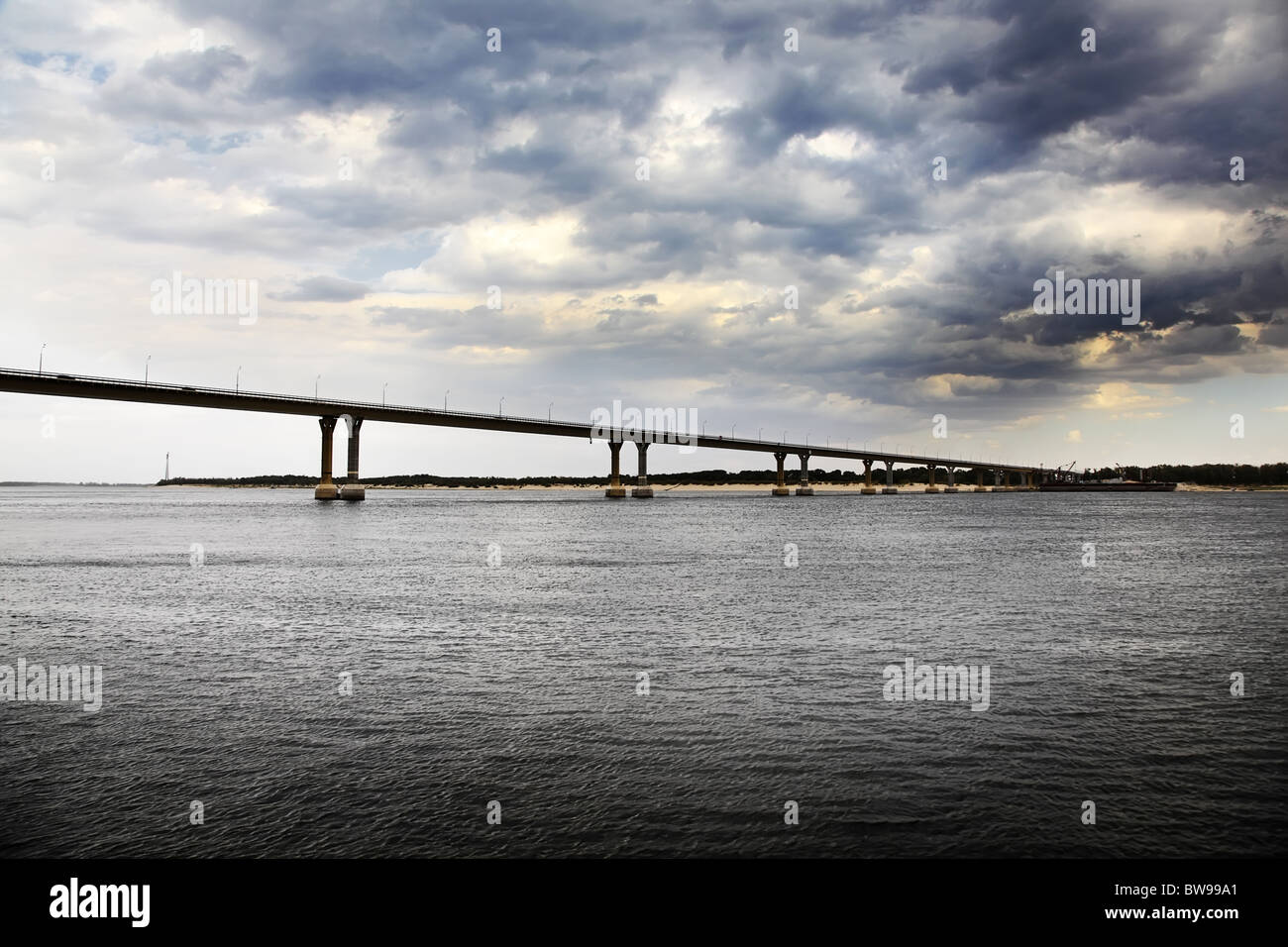 Vor dem Sturm. Brücke über den breiten Fluss. Stockfoto