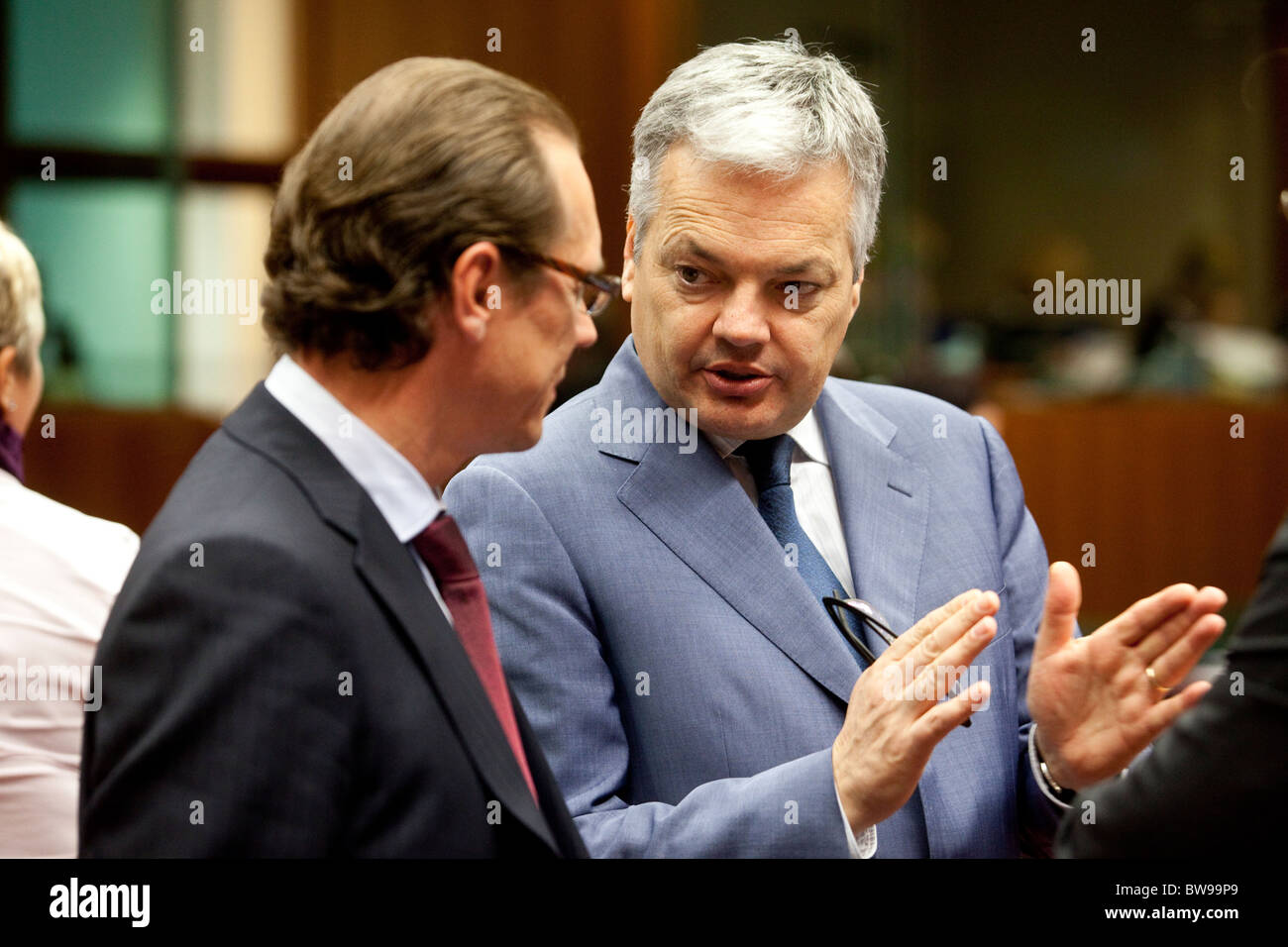 Belgische Finanzminister Didier Reynders spricht mit Algirdas Semeta (links), EU-Kommissar für Steuern Stockfoto