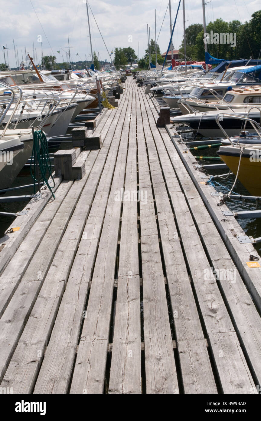 Yachthafen Steg Yachthäfen Molen Boot Boote in Yacht Yachten Ponton Pontons, die Seil Seile Liegeplatz festgemacht gefesselt Stockfoto