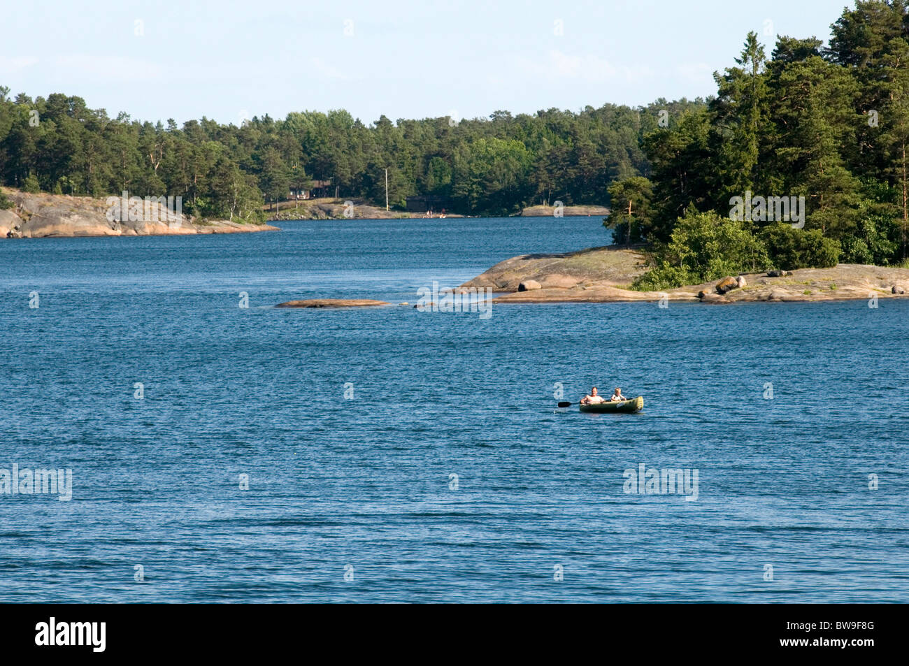 Schwedische Landschaft See Wasser Sauber Landschaft Schweden Boot Boote Bootfahren Ruderer Rudern Landschaft Unberuhrte Wildnis Remote Qui Stockfotografie Alamy