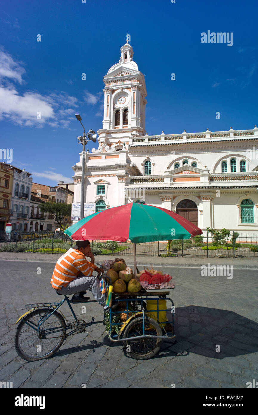 Kirche von San Francisco, Obsthändler auf einem Dreirad-Wagen, Cuenca, Ecuador Stockfoto