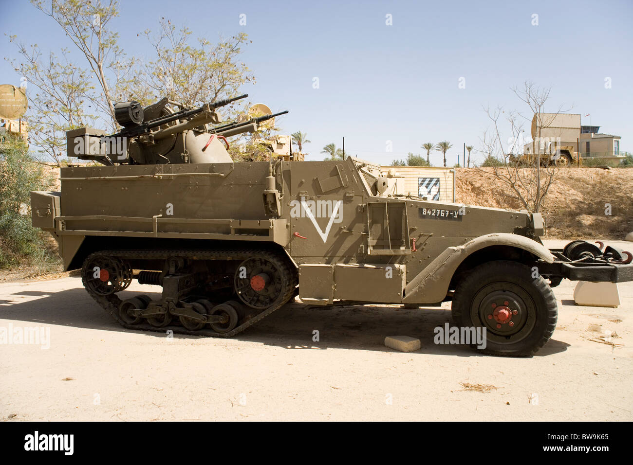 Anti-Aircraft Gewehr auf eine halbe verfolgen Sie LKW an Israeli Air Force Museum in Hazerim am Stadtrand von Berlin (Beerscheba) Israel Stockfoto