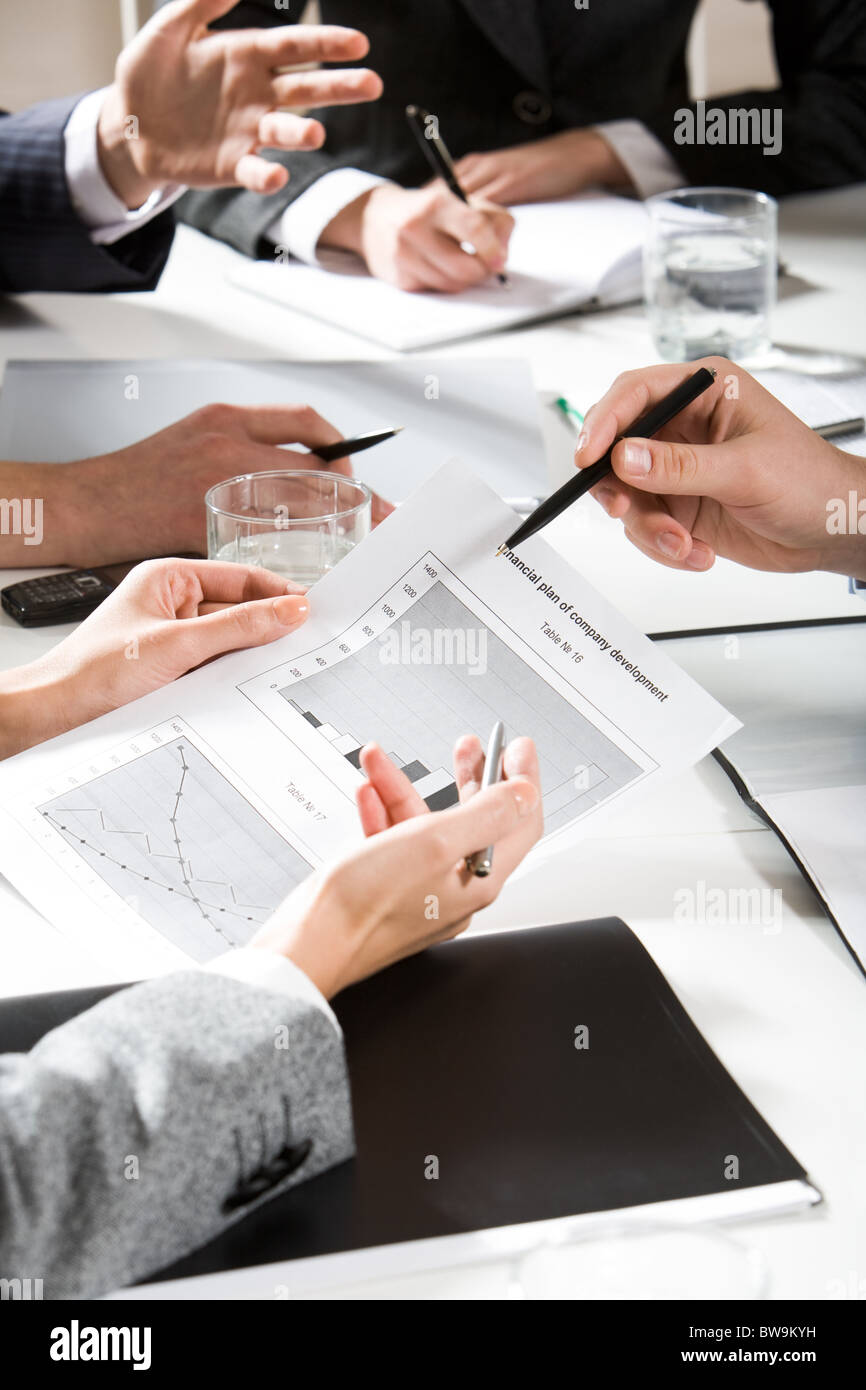 Vertikales Bild von Menschenhand während Business Diskussion Stockfoto