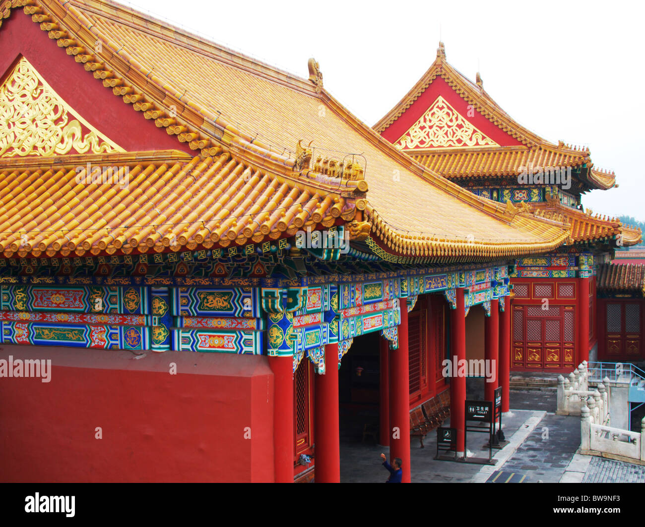 Innerhalb der verbotenen Stadt, Peking. Mit Blick auf den reich verzierten Dächern der Palastgebäude Stockfoto