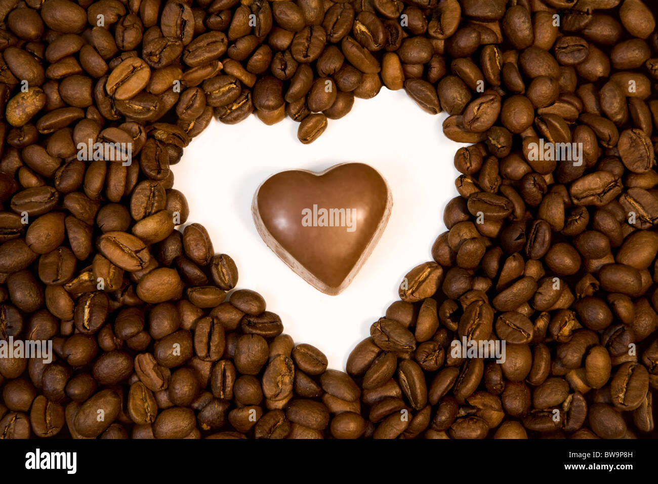 Foto von Praline in Form von Herzen, bestehend aus Kaffeebohnen Stockfoto