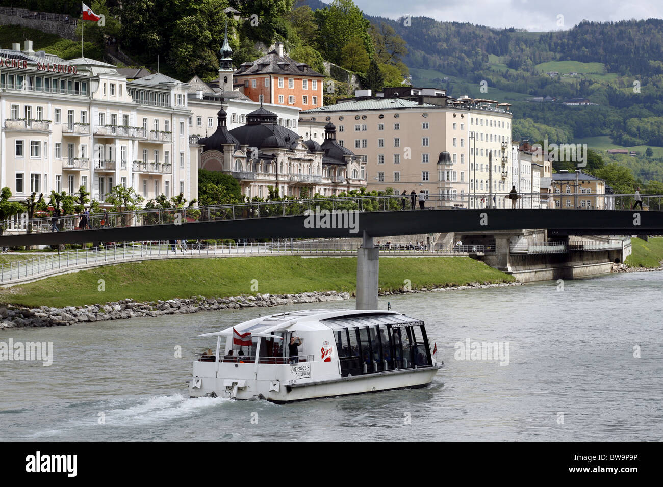 Salzach Schifffahrt Boot, Makartsteg Brücke, Salzach Fluss, Salzburg, Österreich Stockfoto