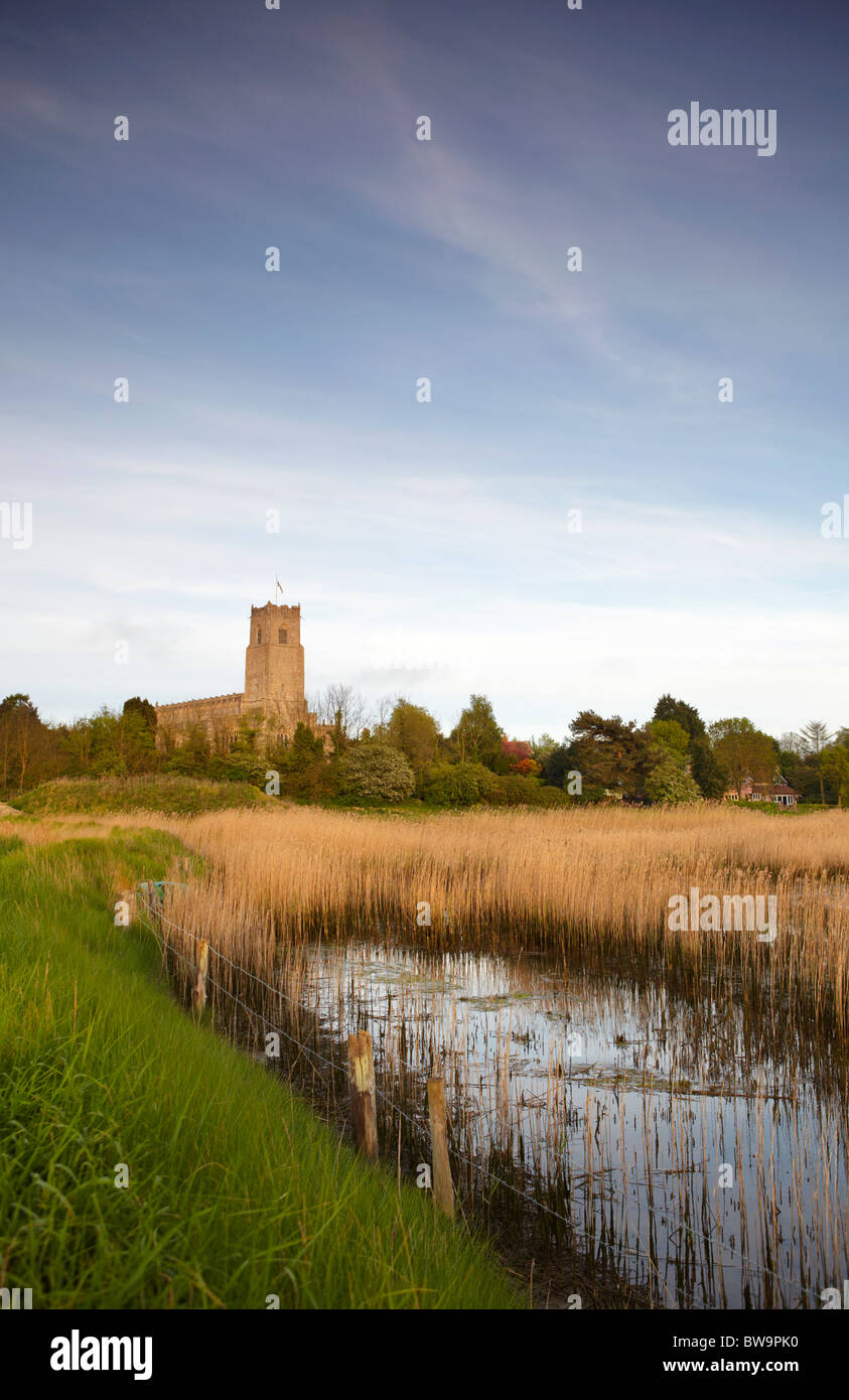 Kirche von Blythburgh aus den Sümpfen Stockfoto