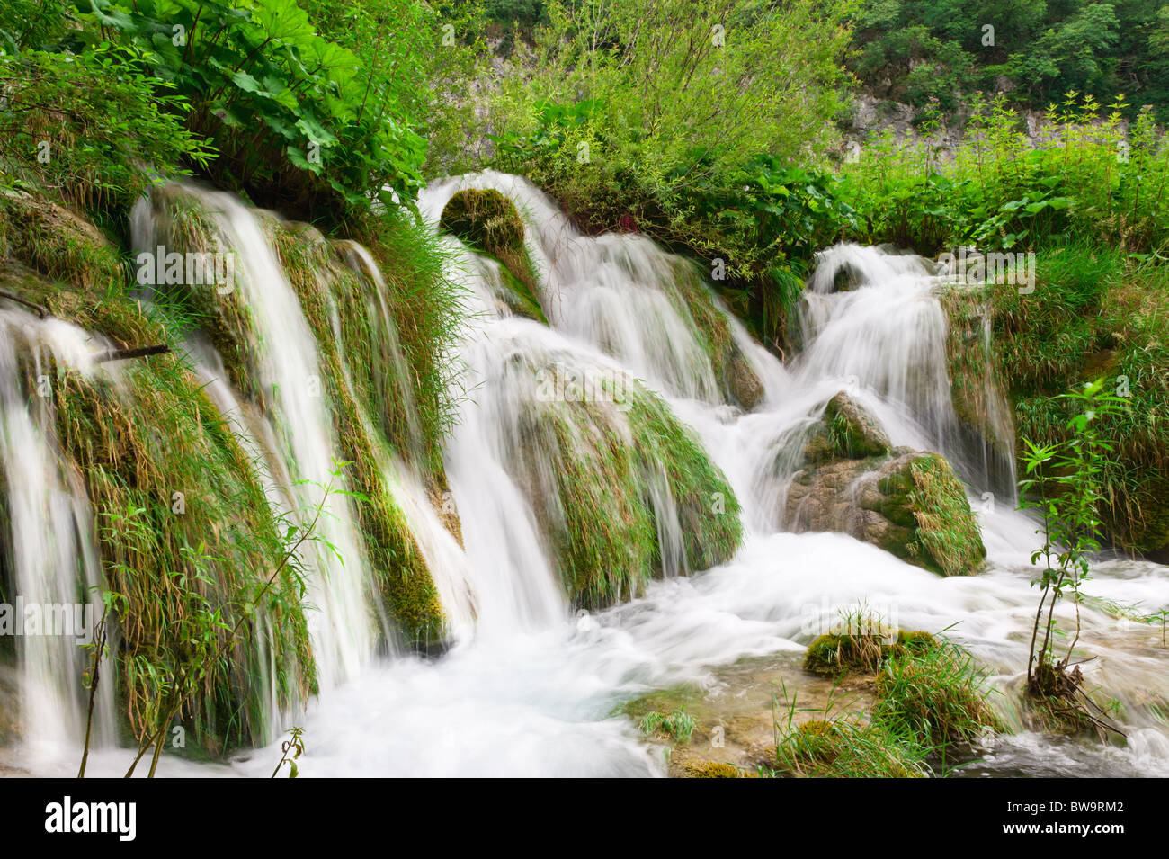Wasserfälle im Nationalpark. Plitvice, Kroatien. Beliebtes touristisches Ausflugsziel. Stockfoto