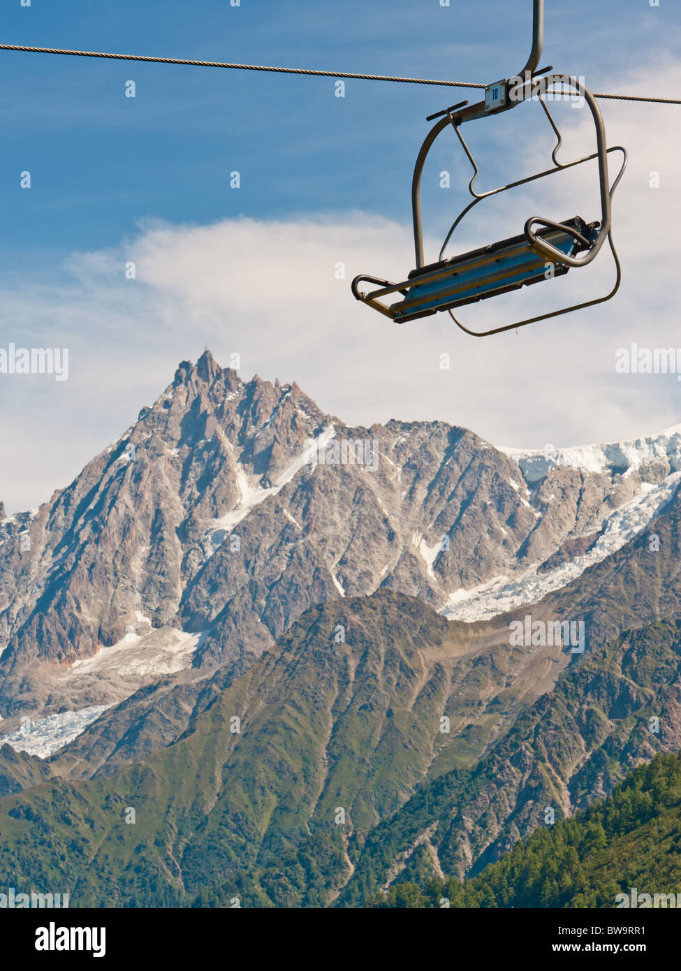 Seilbahn-Aufzug in den französischen Alpen, Chamonix-Tal-Berge. Stockfoto