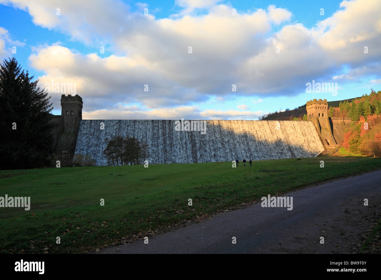 Wasser fließt über Derwent Reservoir Dam Überlauf nach Starkregen, Upper Derwent Valley, Peak District National Park, Derbyshire, England, UK. Stockfoto