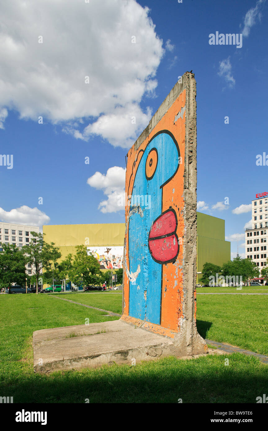 Ein Segment der Berliner Mauer mit Thierry Noir Graffiti, Berlin, Deutschland Stockfoto