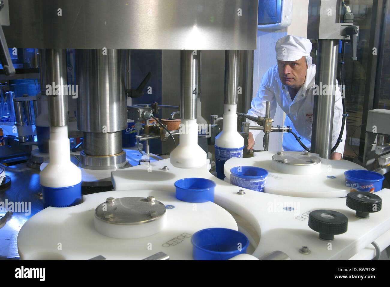 Herstellung von Lebensmitteln in einer Fabrik Stockfoto