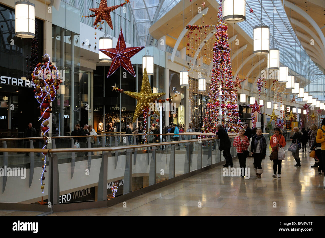 Festliche Weihnachtsdekoration in St. Davids Einkaufszentrum Cardiff South Wales UK beleuchtet Stockfoto