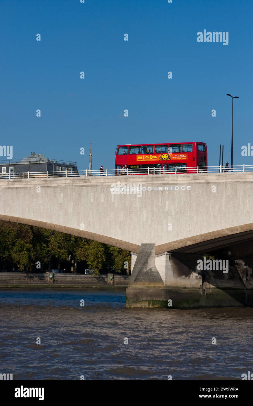 London-Bus über Waterloo Brücke über die Themse Stockfoto