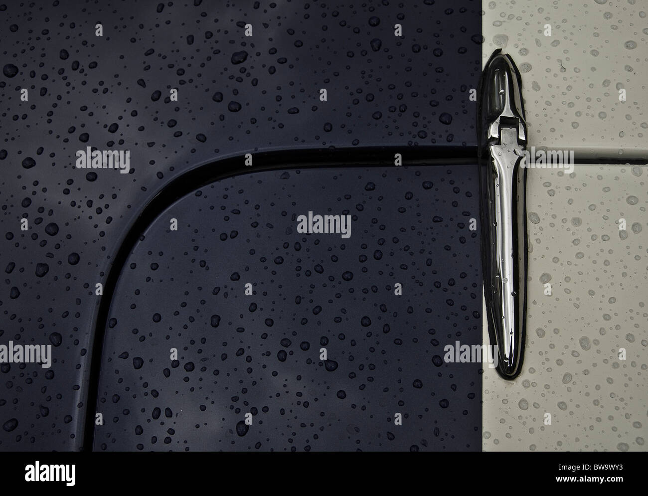 Motorhaube-Detail des AC Cobra Oldtimer genommen nach einem Regenschauer Stockfoto