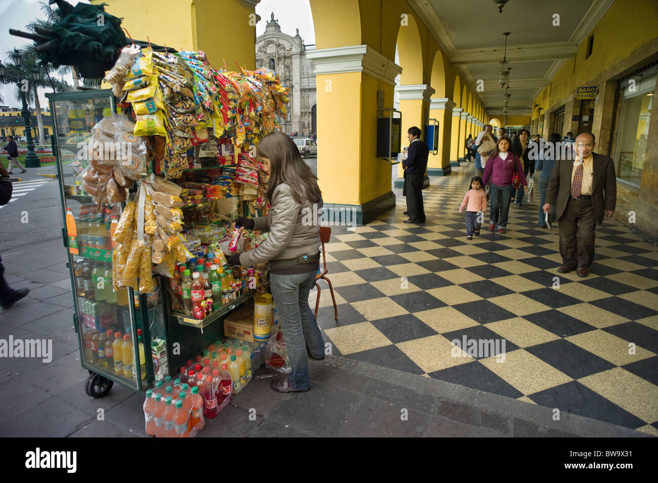 Anbieter aus dem Plaza San Martin mit Fußgängern unter Galerie, Lima, Peru Stockfoto