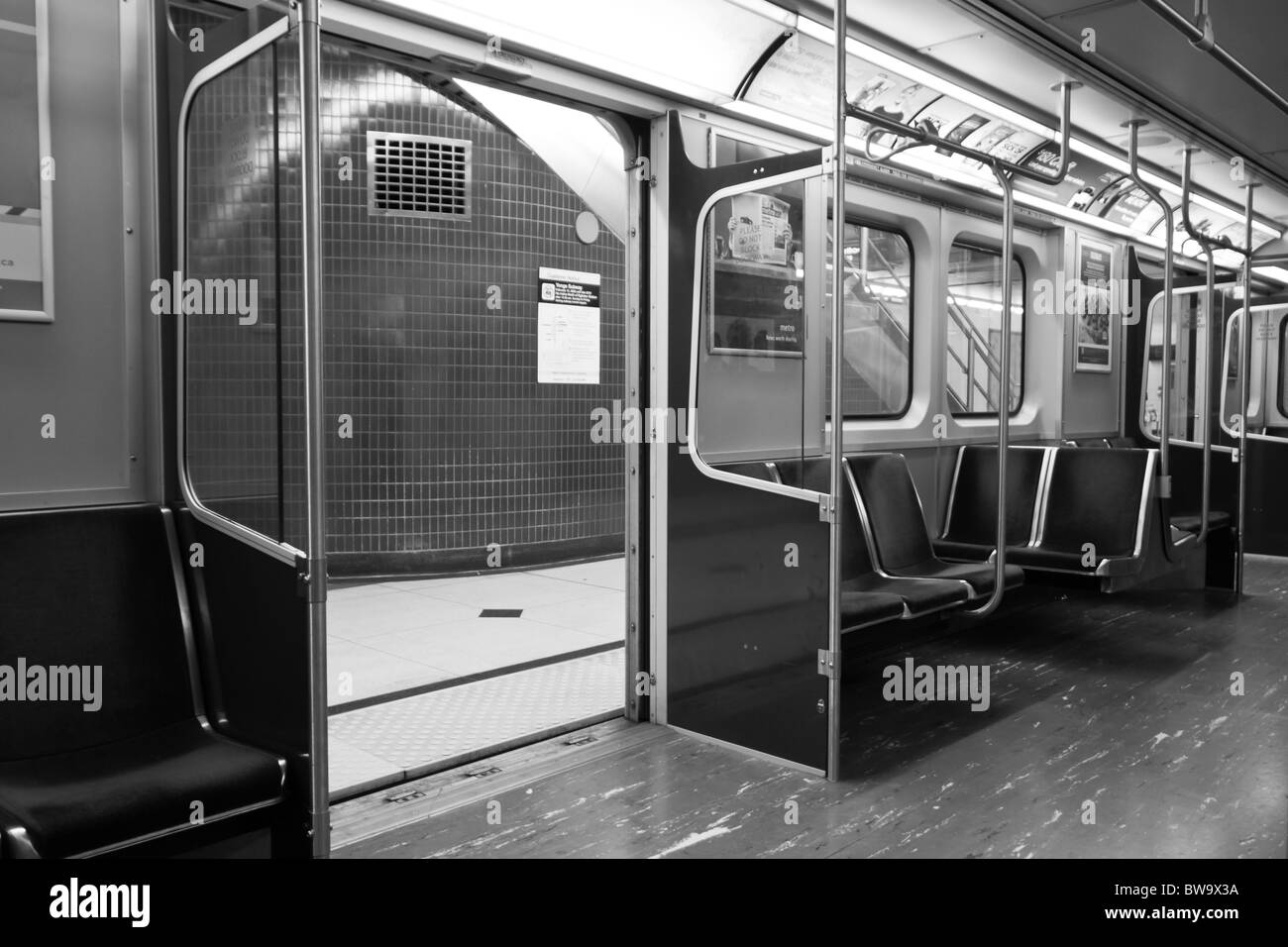 Innere Leere u-Bahn Zug Ttc Toronto schwarz weiß Stockfoto