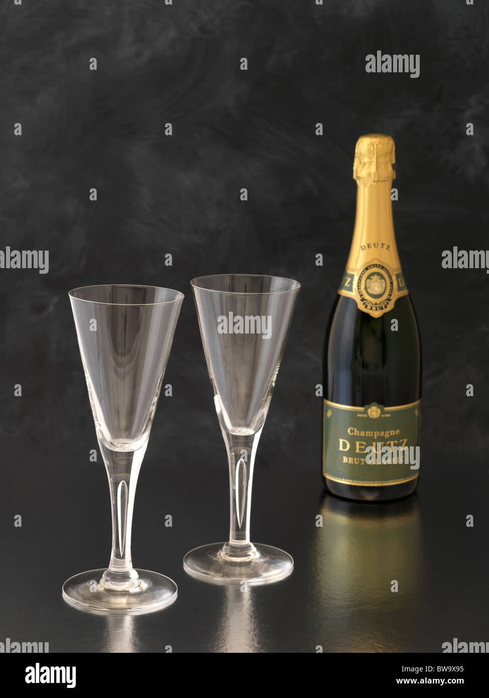 Eine Flasche Champagner Deutz mit zwei Sektgläser Stockfoto